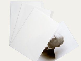 Білий, архівний фотопапір, щільністю 90 г/м&sup2;, з лужним резервом, зовнішні розміри 92/107 x 154 мм,0 мм